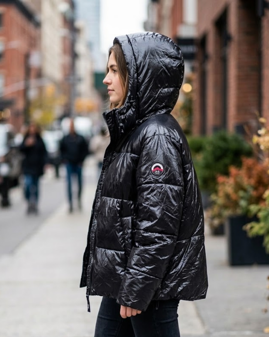 Q/S - Women’s High-Shine Glossy Hooded Puffer Jacket in Jet Black